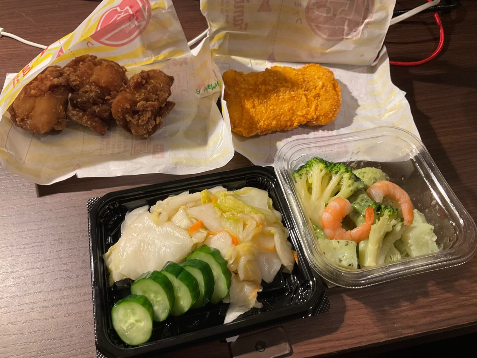 コンビニ飯を食べながら