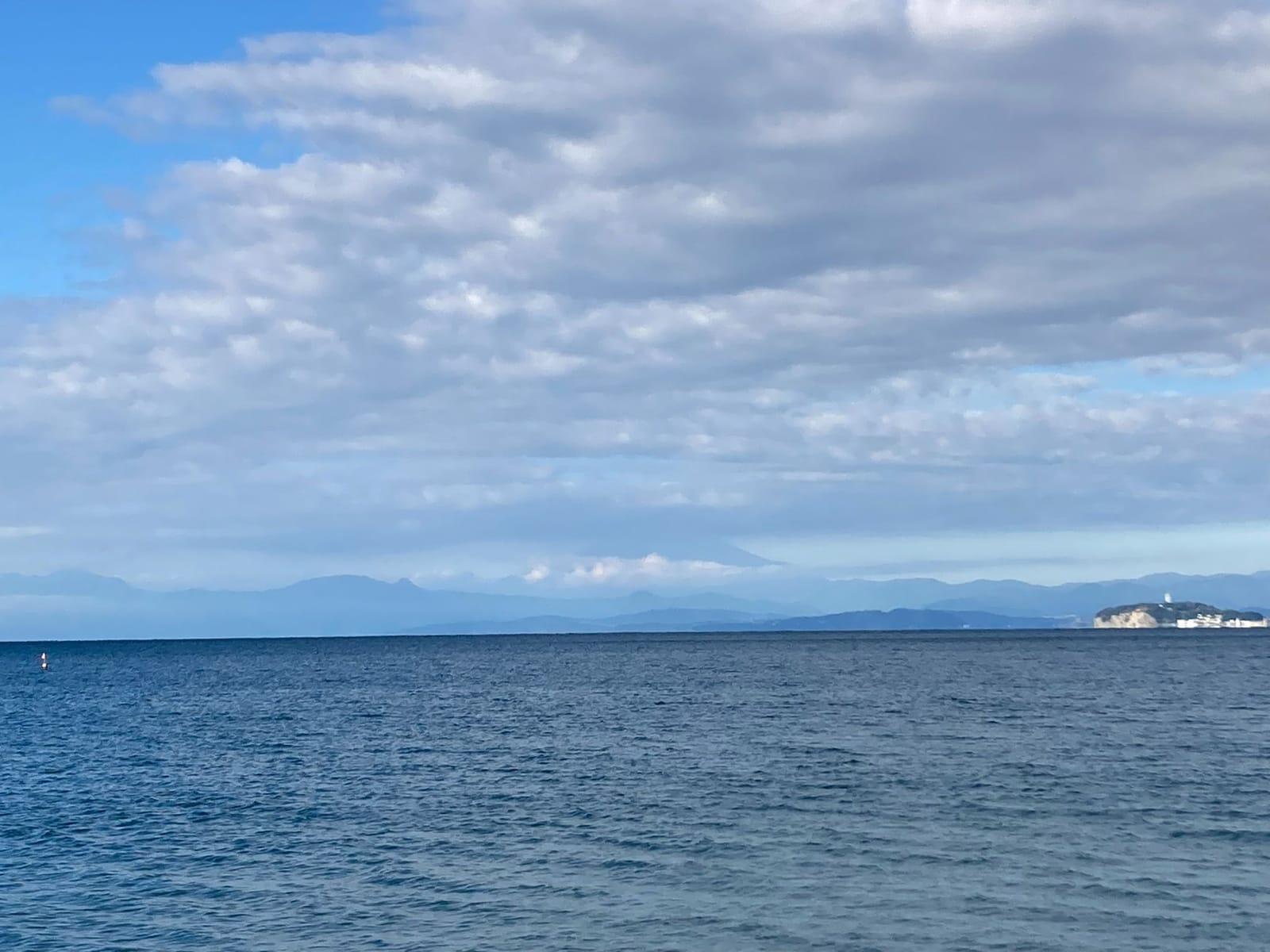 富士山には雲がかかっている