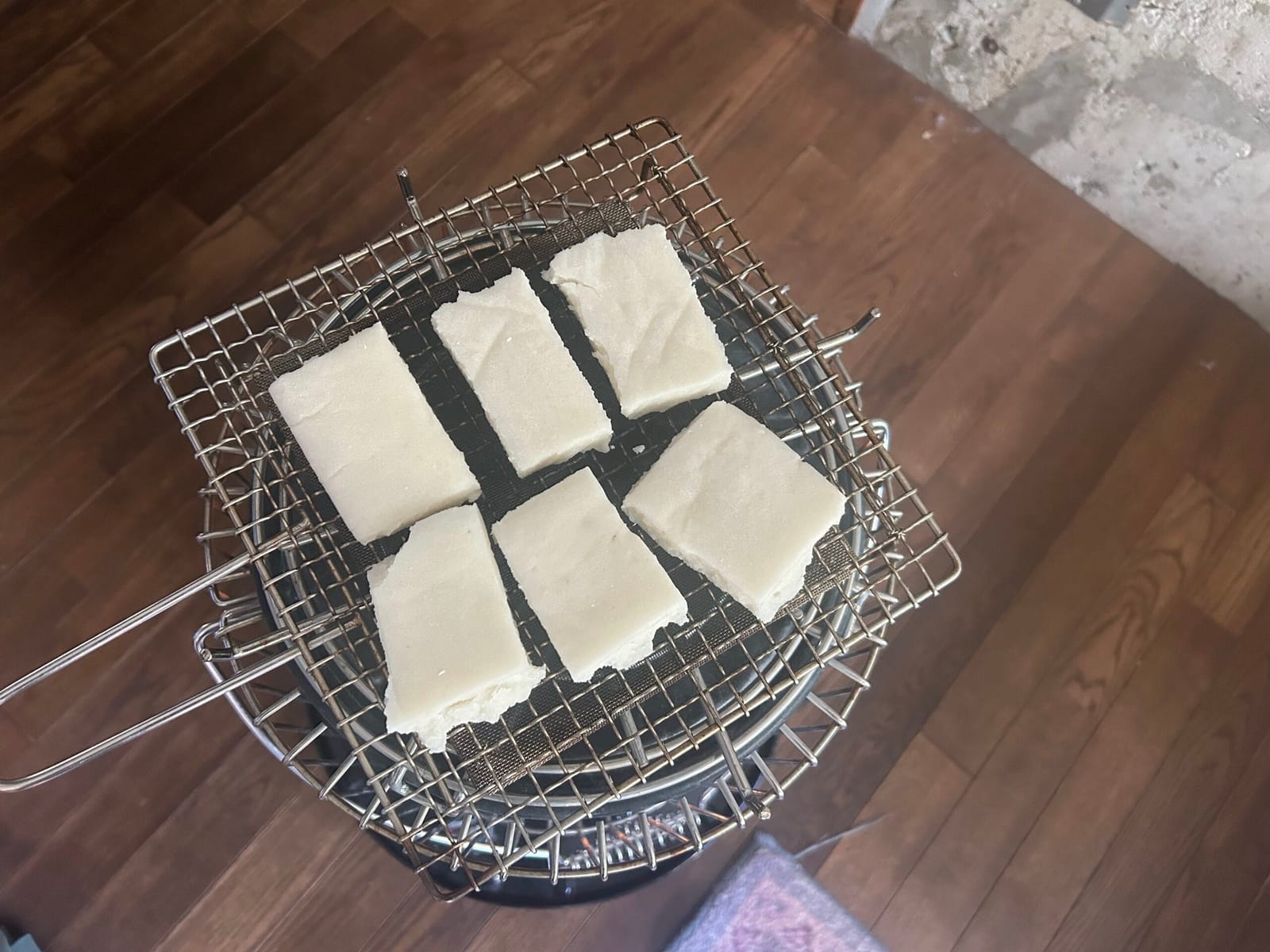 お餅はストーブで