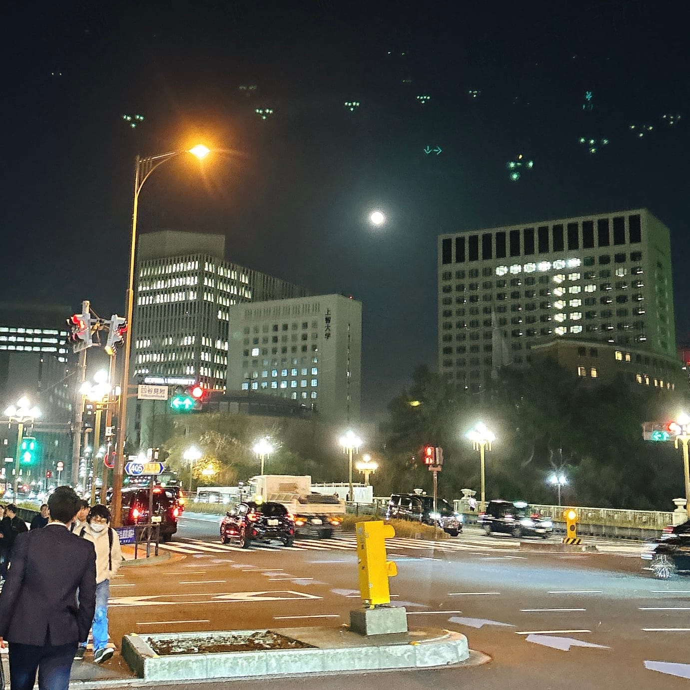 夜に笑う
