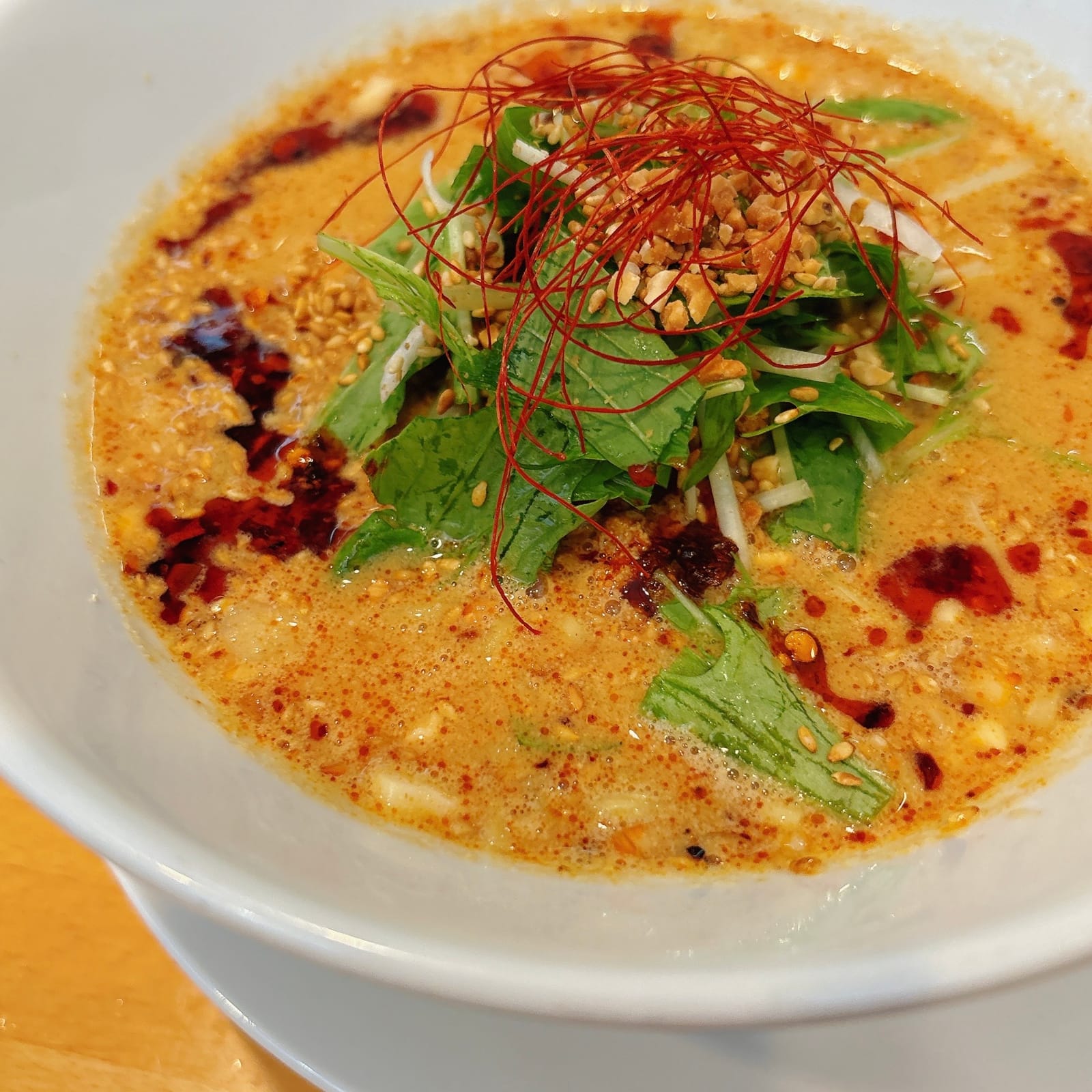 土曜のオフィス街で担々麺を食べながら