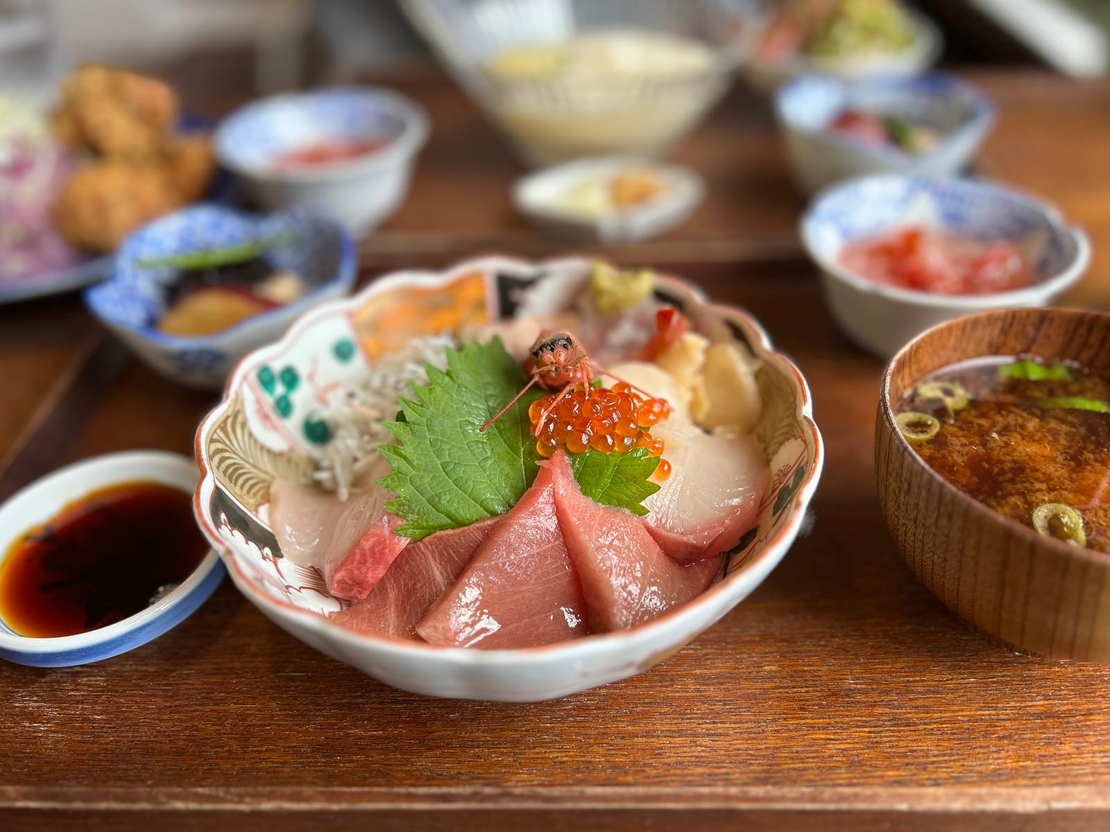 ¥2,450 海鮮寿司丼（㠀舎）