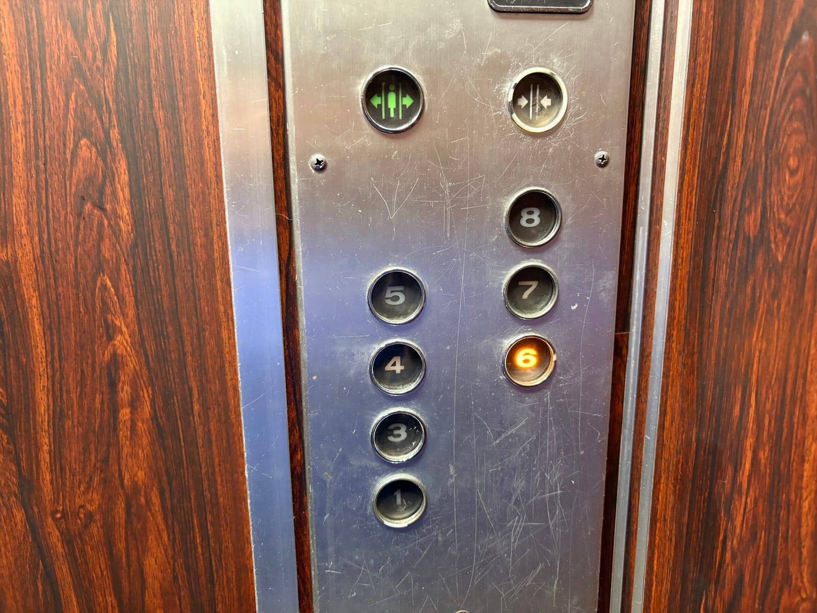 エレベーターのボタン