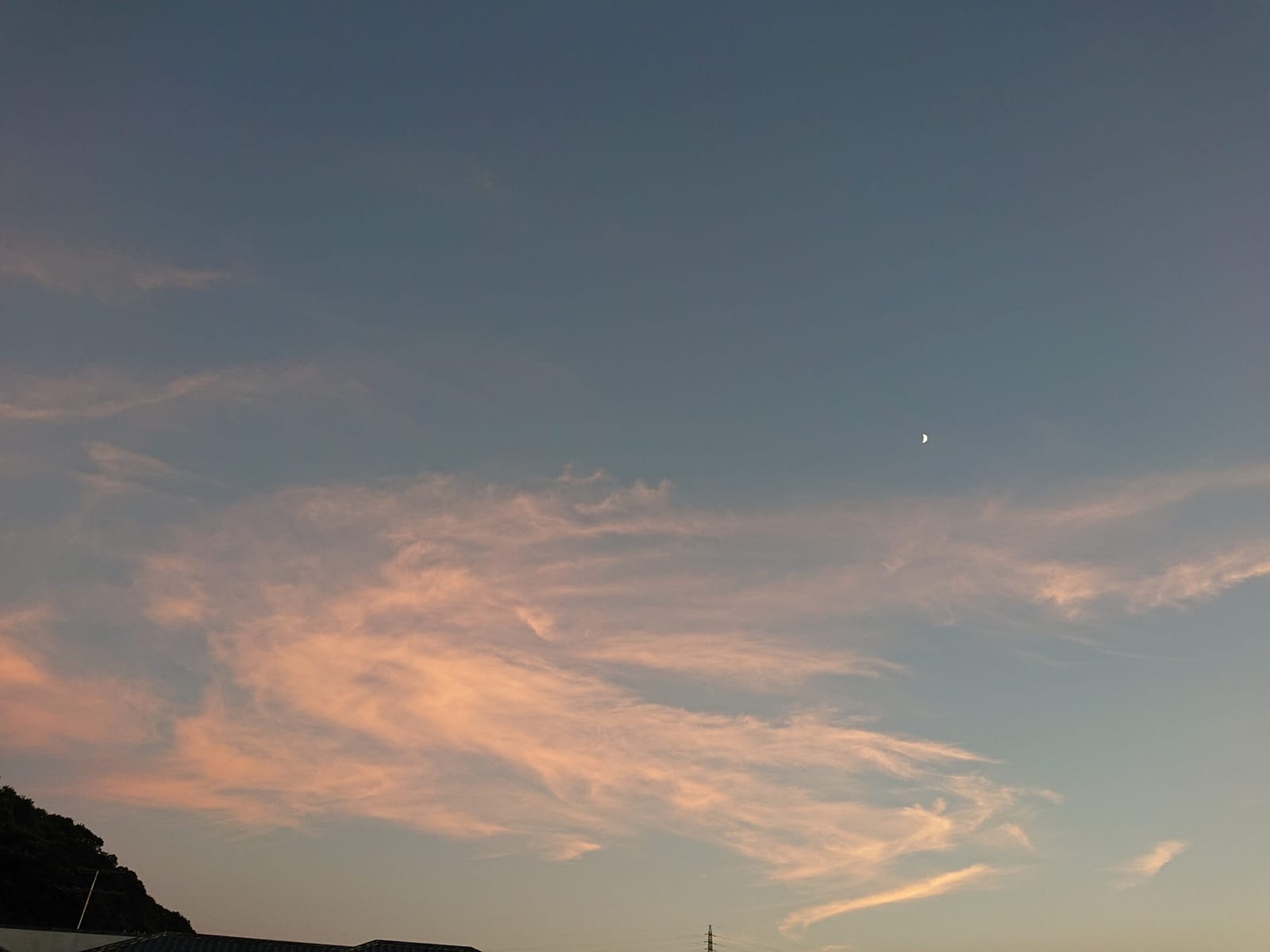 月がついてる雲