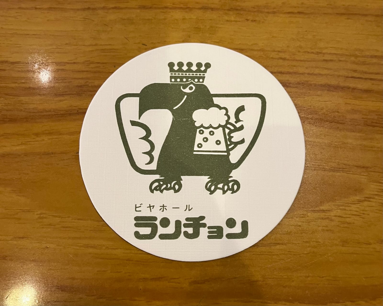 「ビーフシチューを好んだ吉田だが、「会話に夢中になると、ナイフとフォークで食べるのが面倒だ。話しながらでも、手づかみで食べられないものか」と、先代マスター（故・鈴木一郎さん）に相談し、それに応えて誕生したのが「ビーフパイ」だったのだ。」『ランチョン』ホームページ