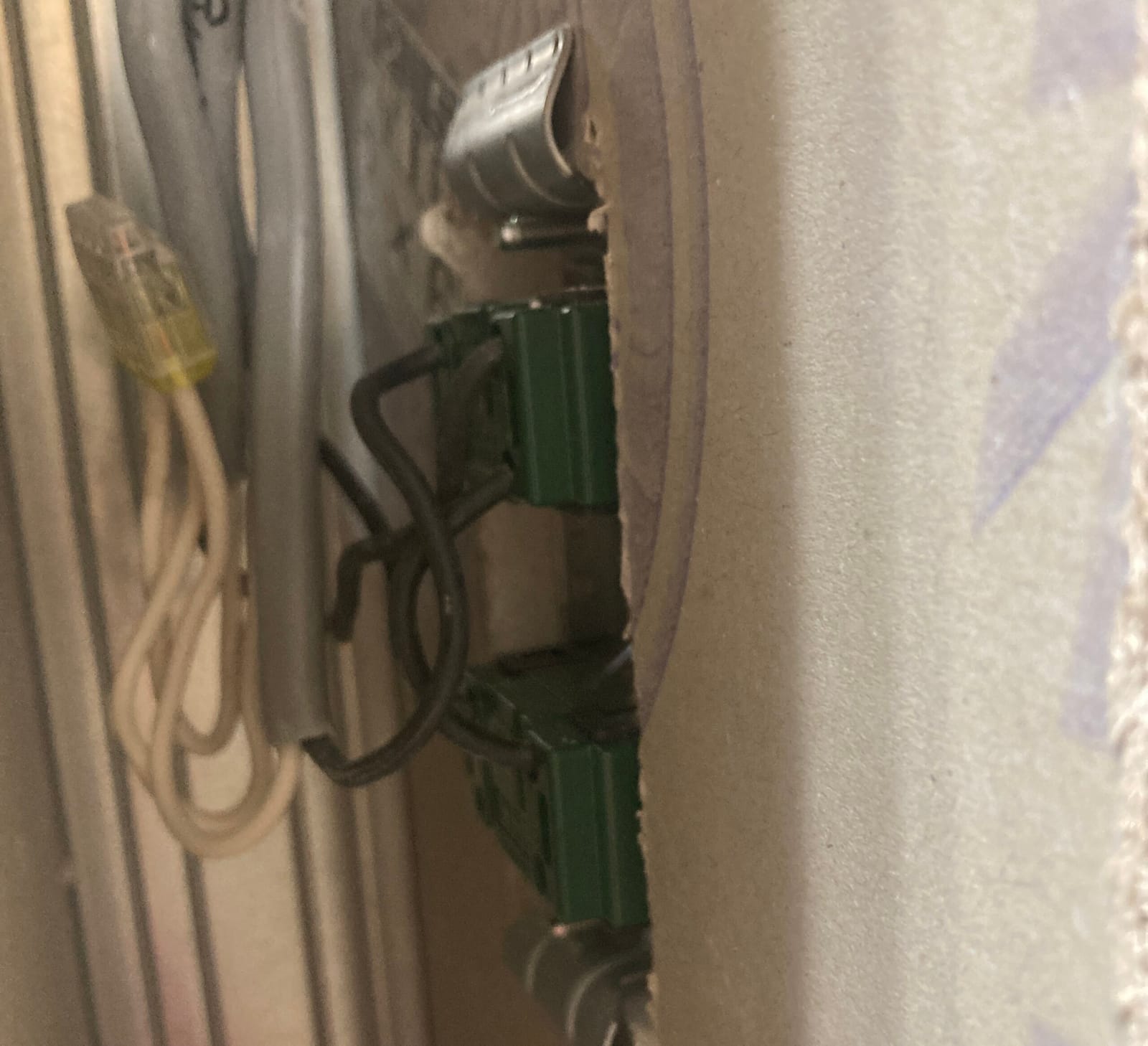 隙間から手繰り寄せる