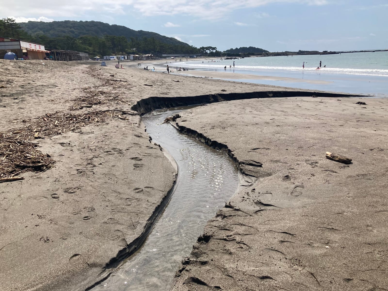 砂浜の小川