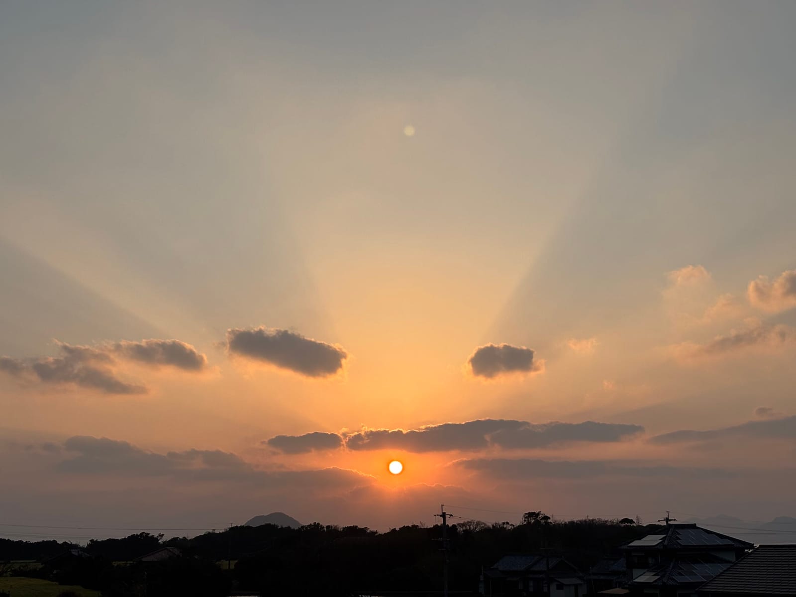 夕日に輪郭をくり抜かれた雲が好き