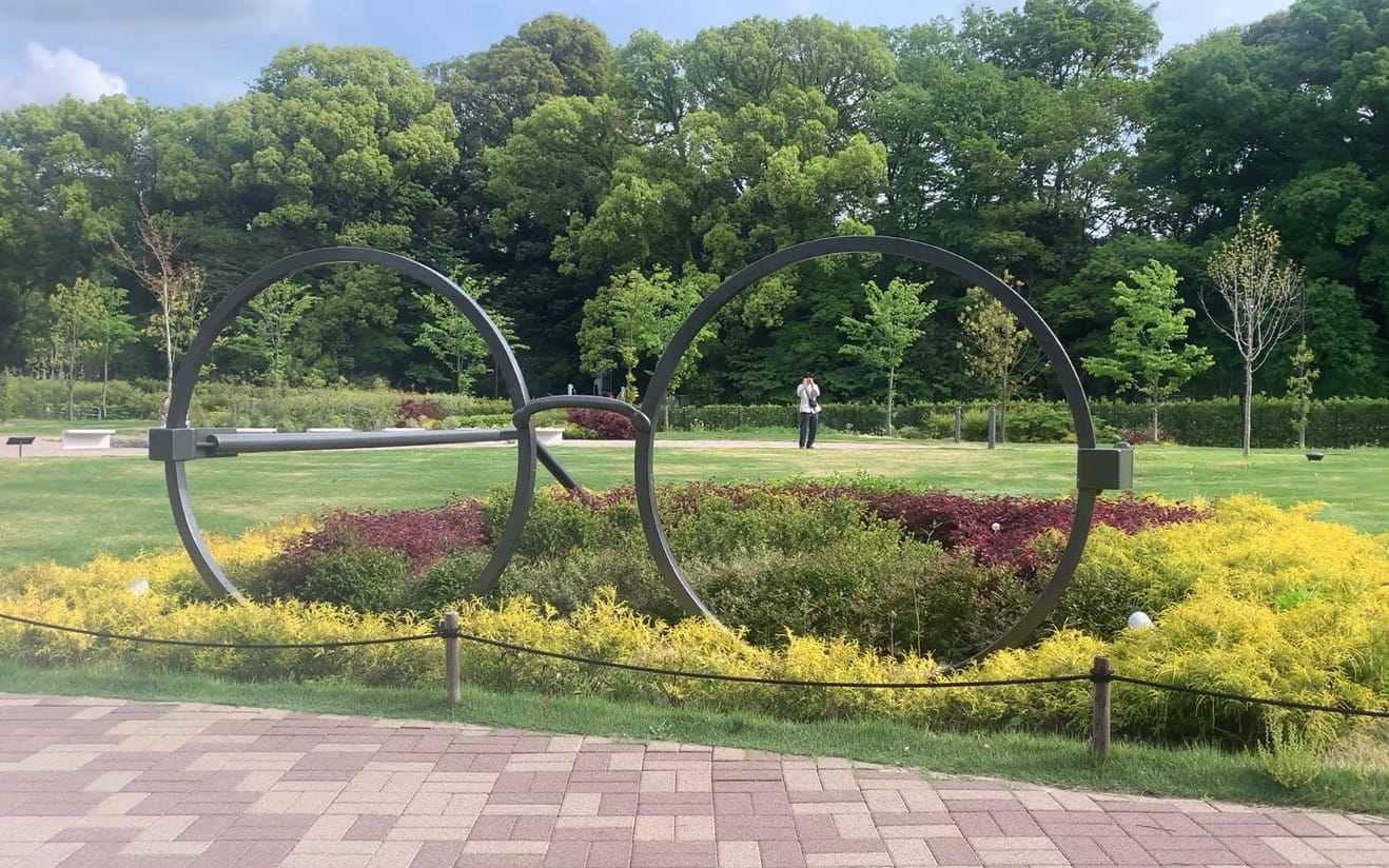 おおきな丸眼鏡のそばで