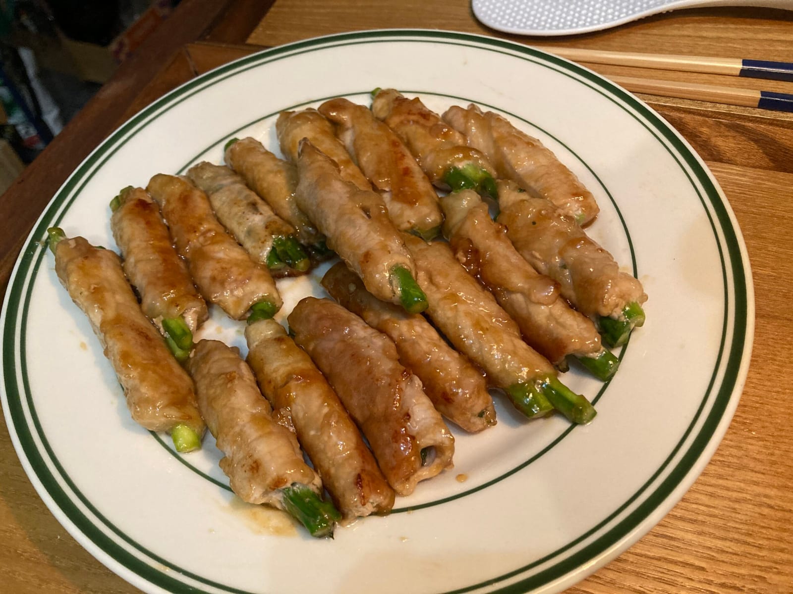細めのアスパラに肉を巻く