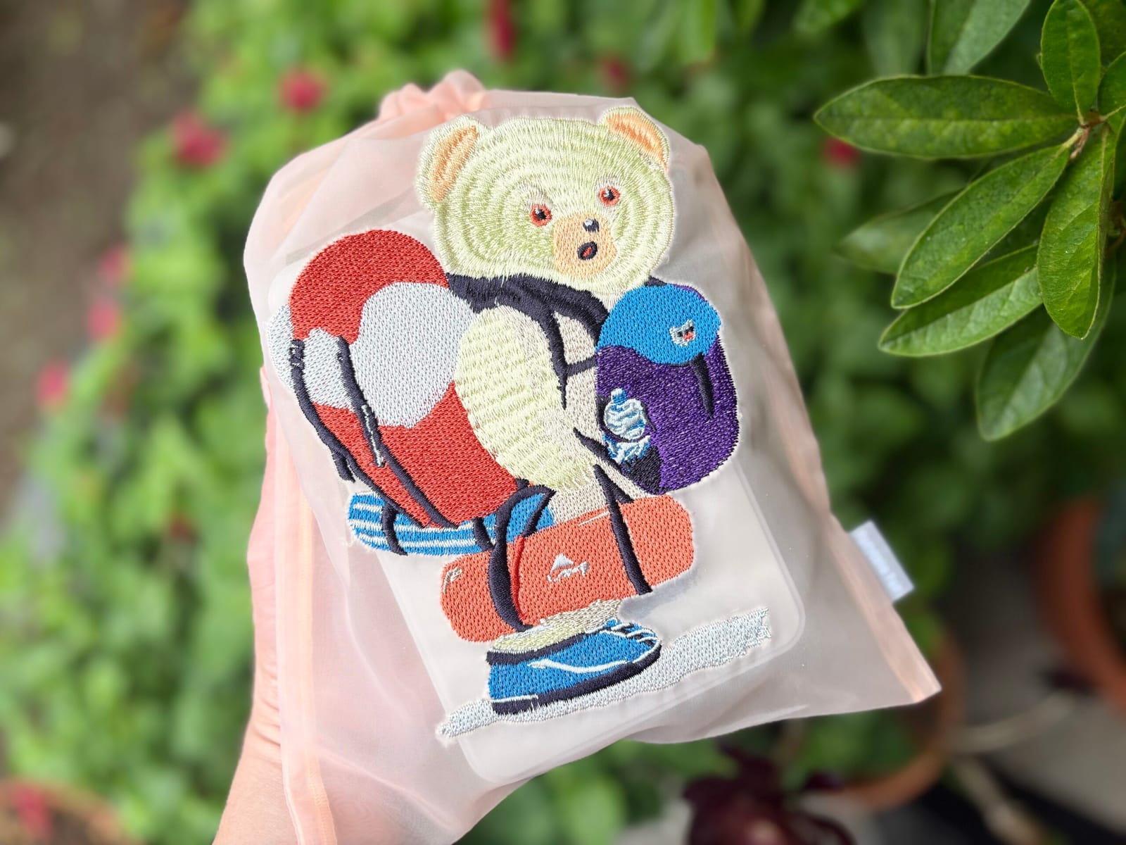 ¥4,700くまちゃんの、旅のはじまりのビスケット缶と刺繍巾着セット