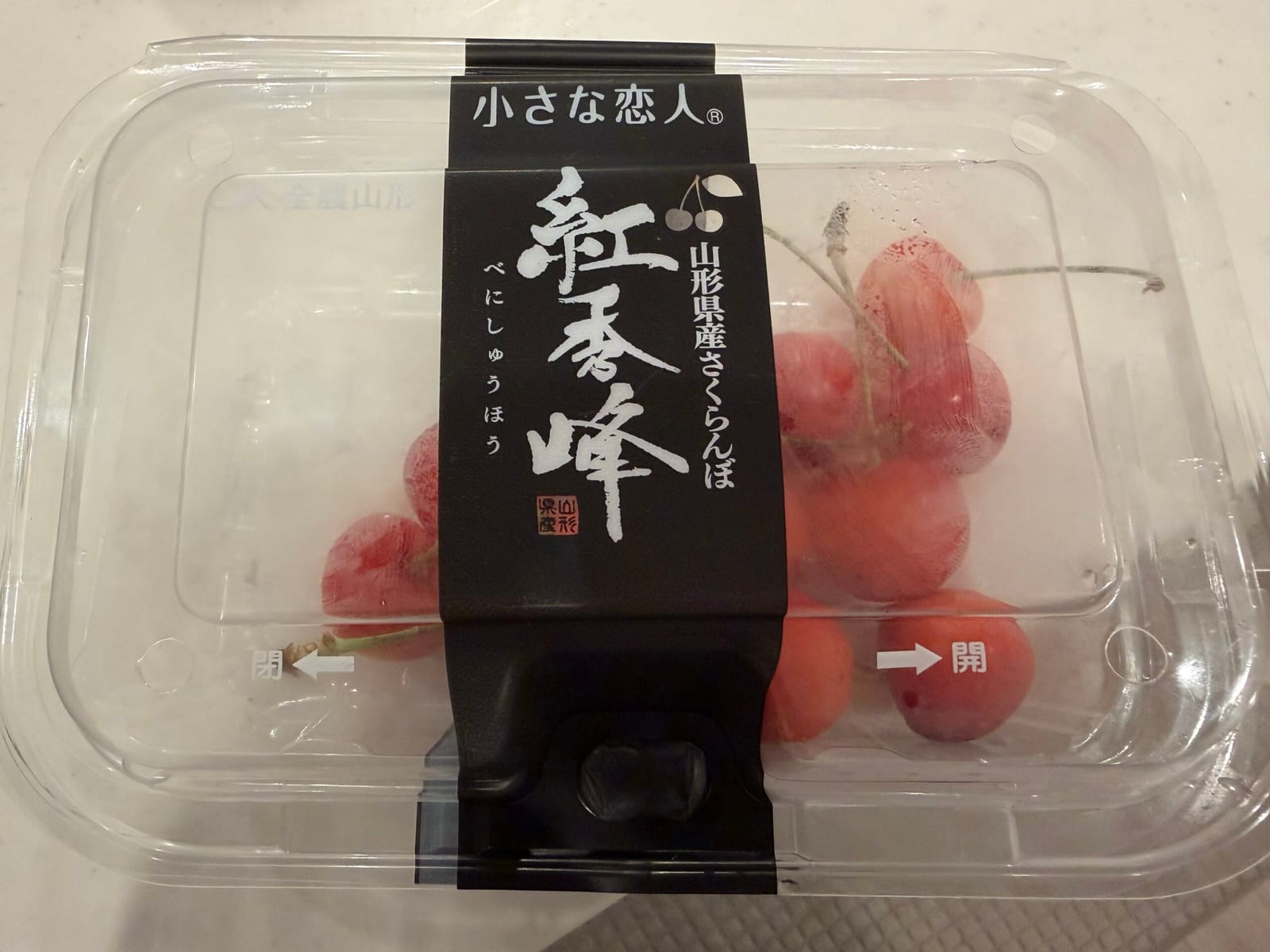 ドアにかかってたさくらんぼ