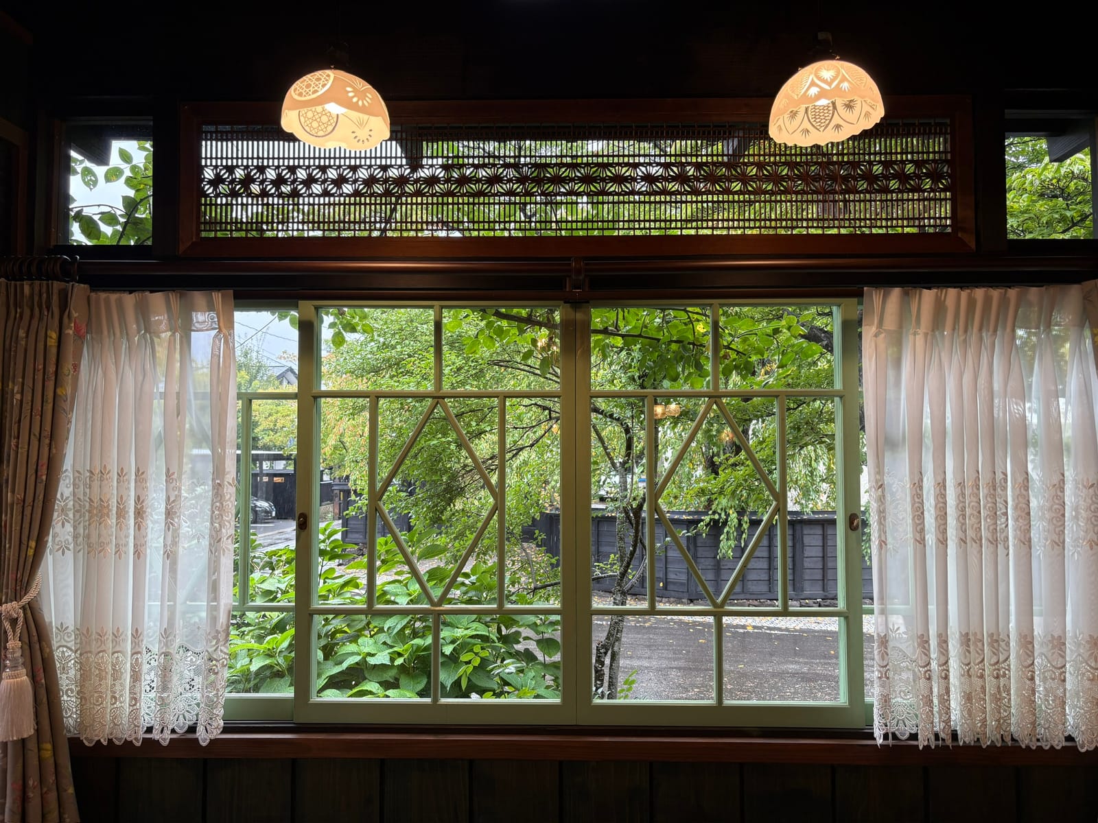 雨の角館