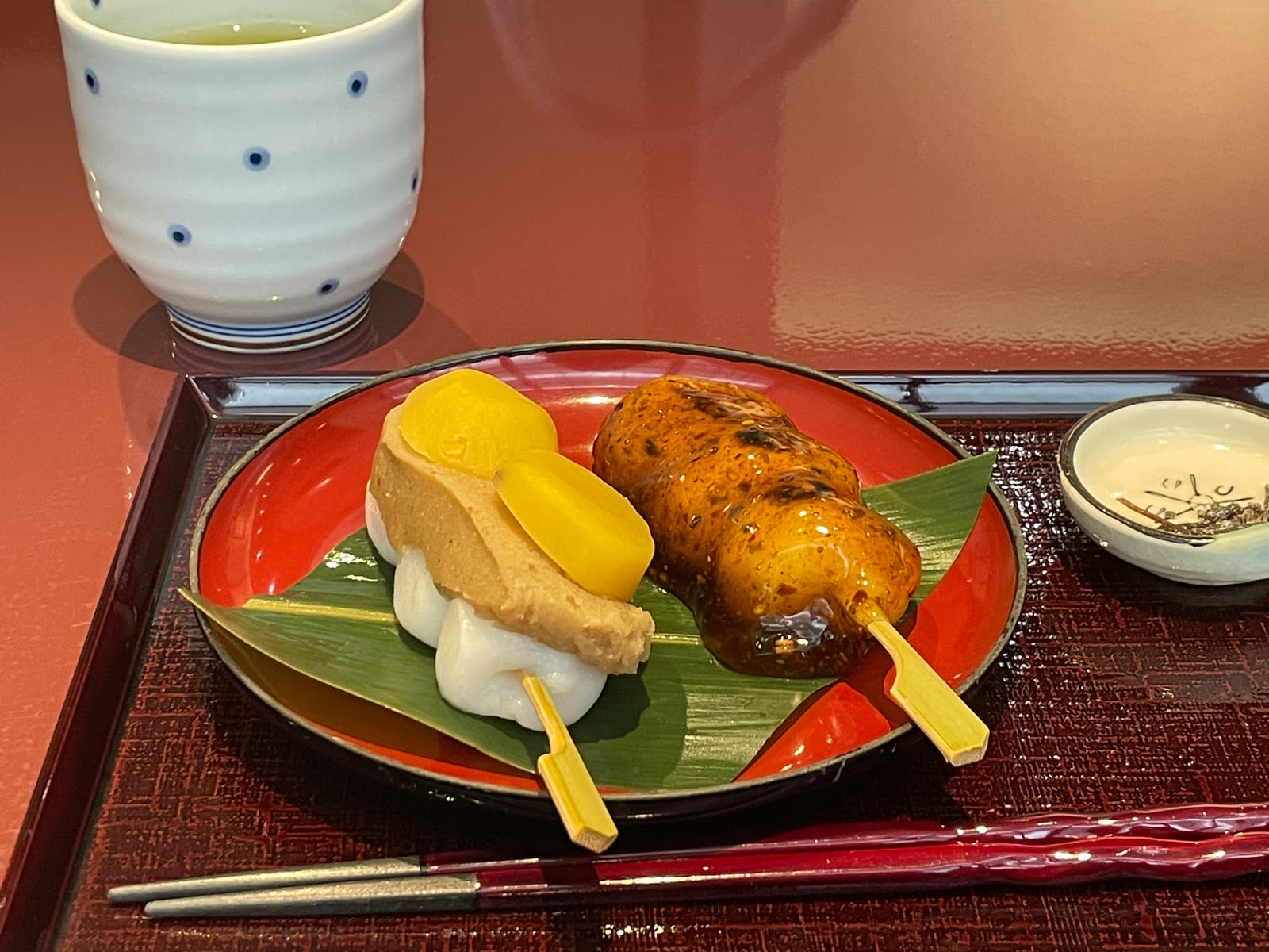 「シモジマから新宿の世界堂にきて、いま追分だんごのお店で休憩中。このあとオカダヤいきたかったけどもう無理かも。荷物重い…」ほしばあさみ