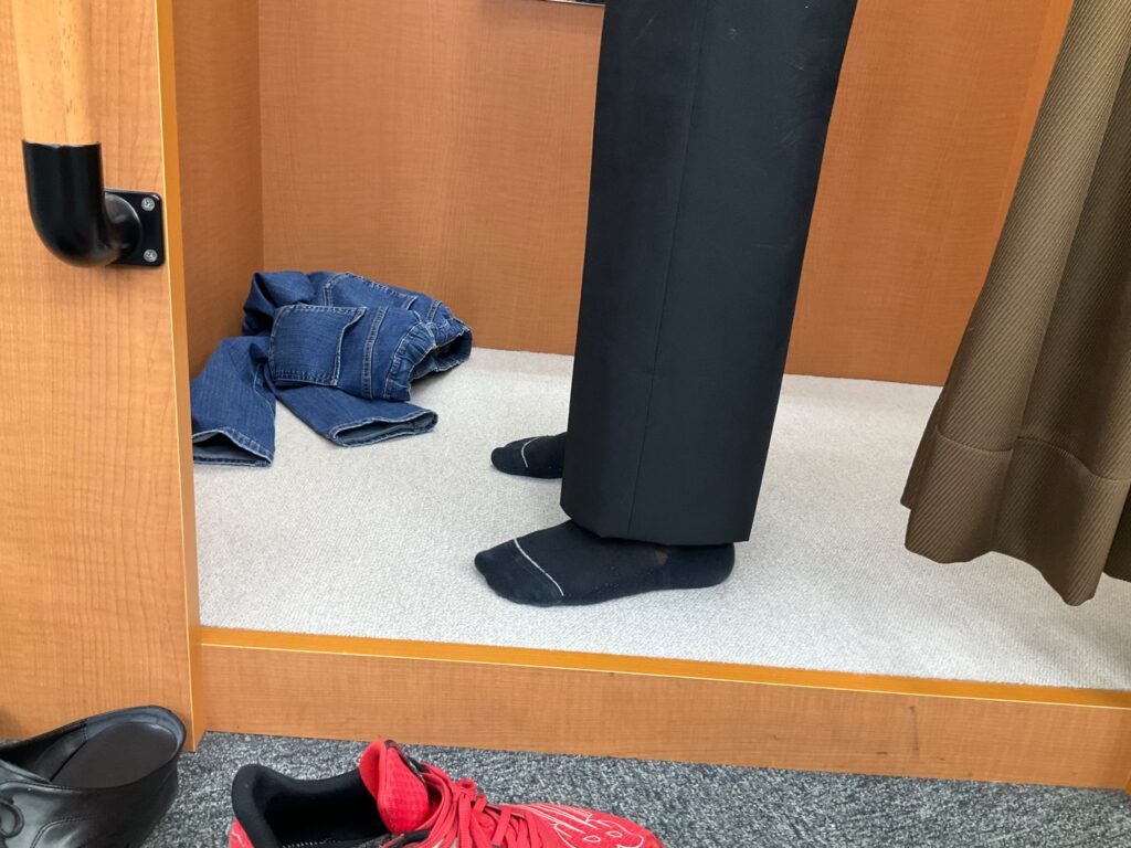 制服ズボンの裾だし