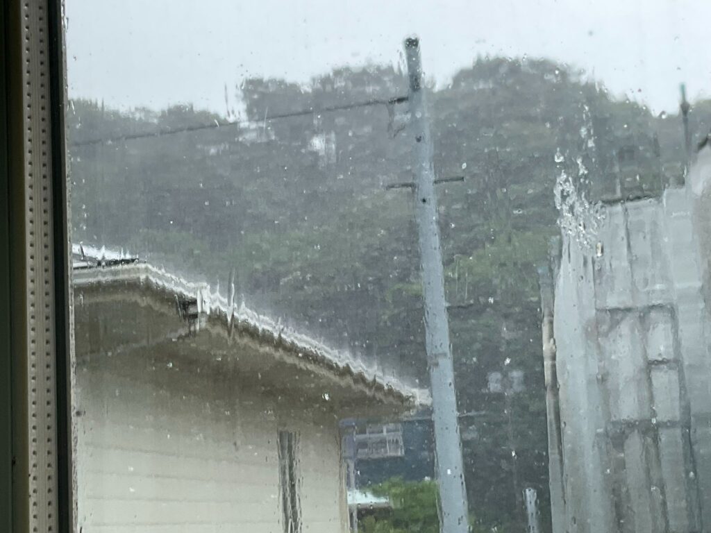 大雨を見ながら
