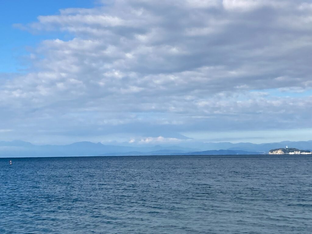 富士山には雲がかかっている