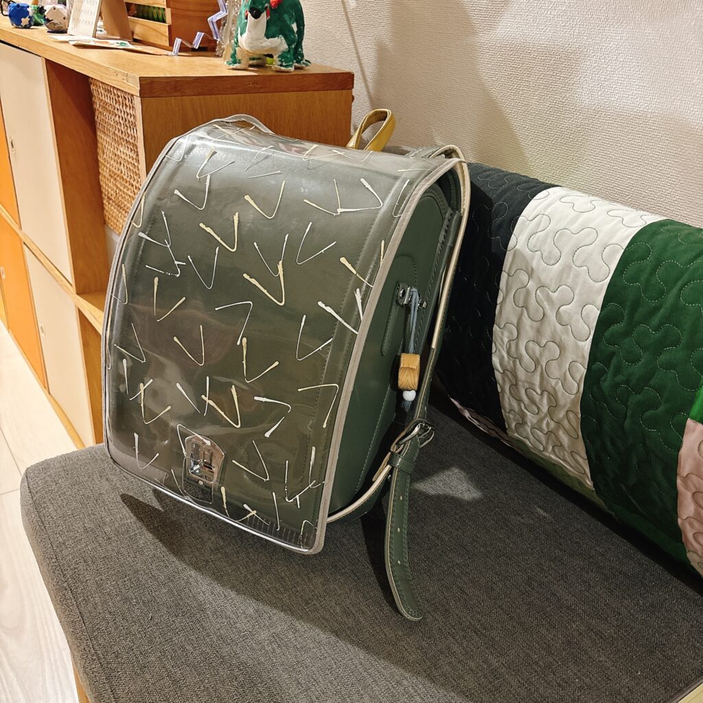 モスグリーンの隣に並ぶのは