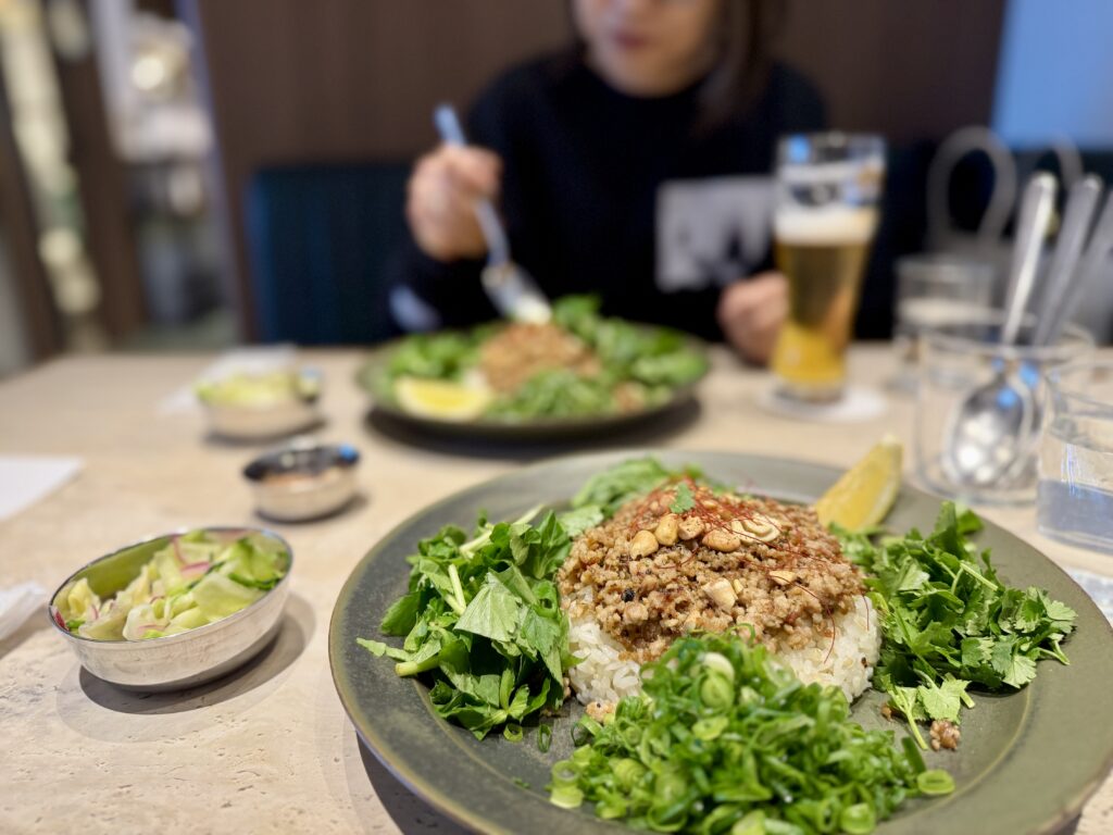 隣の芝は青いがわたしの芝も青い