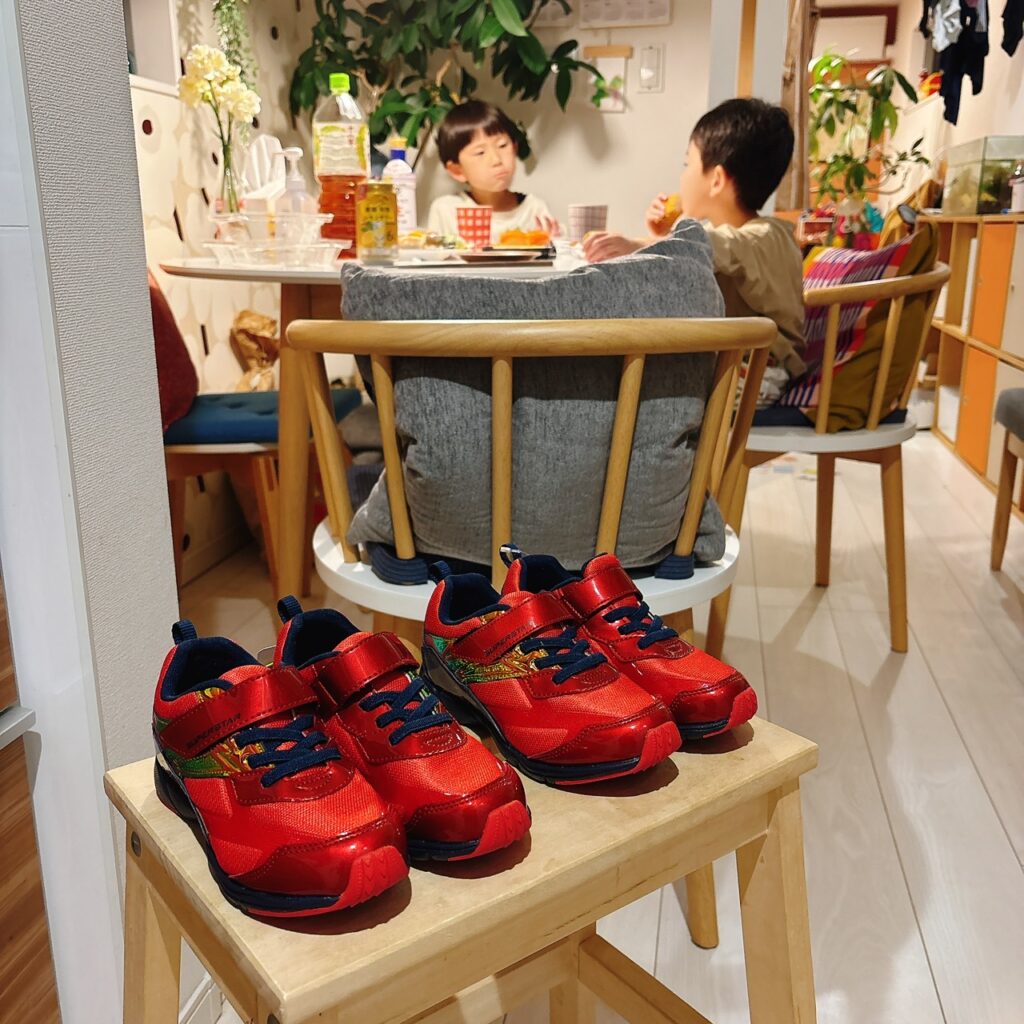 ¥200 白いブラウス / ¥3,700 真っ赤なスニーカー