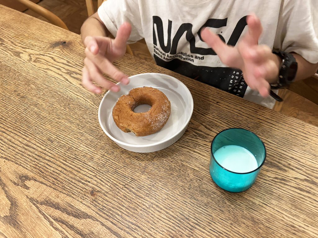 ¥140 オミセデアゲタドーナツ（メープル）