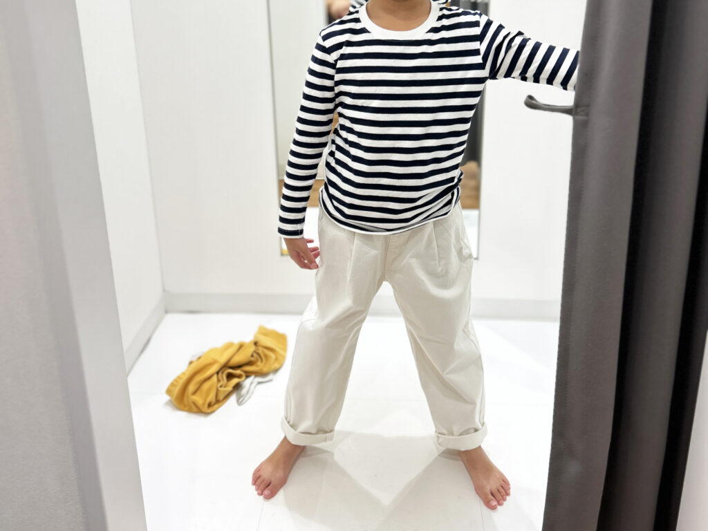 ¥1,990 タックワイドチノパンツ（UNIQLO）