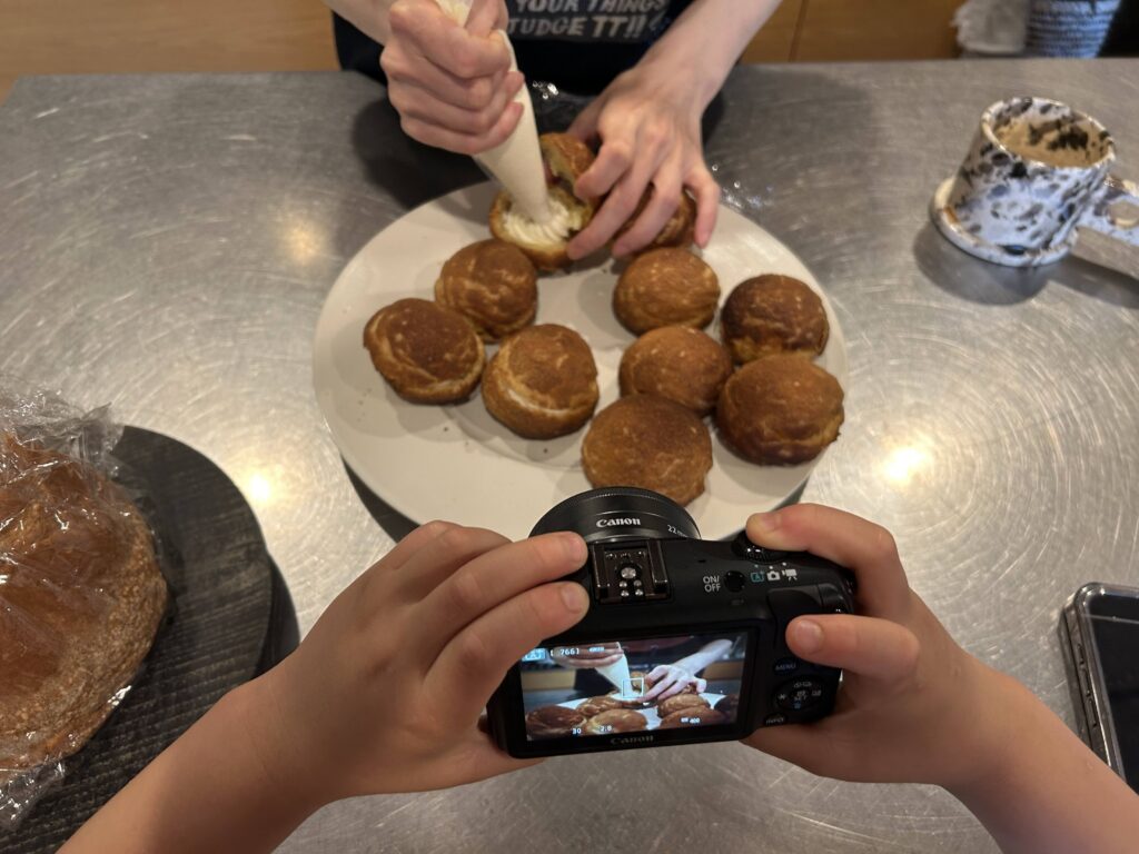 お菓子の試作を食べに行く