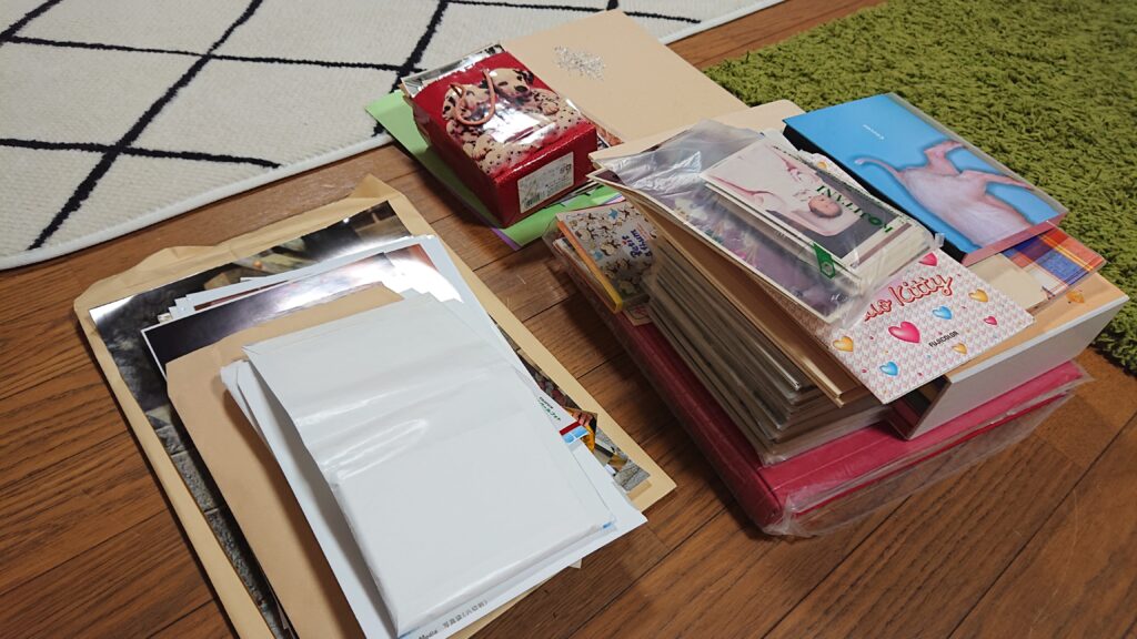 手紙と写真の整理に明け暮れる