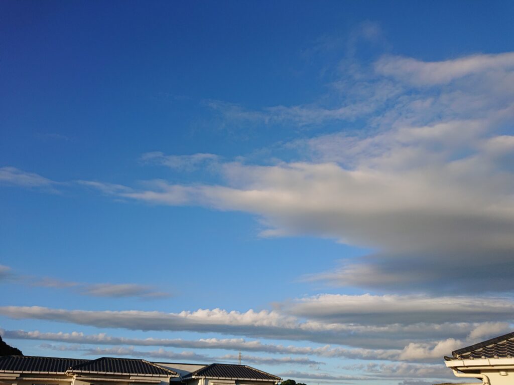 ロゴみたいな朝の雲