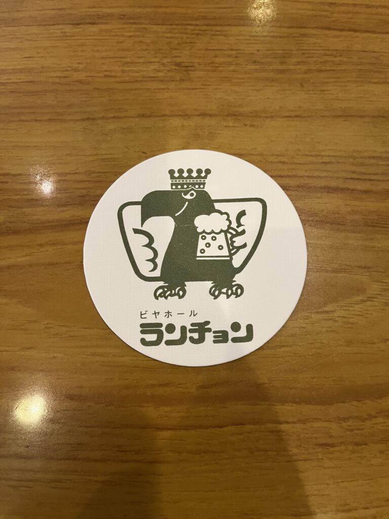 「ビーフシチューを好んだ吉田だが、「会話に夢中になると、ナイフとフォークで食べるのが面倒だ。話しながらでも、手づかみで食べられないものか」と、先代マスター（故・鈴木一郎さん）に相談し、それに応えて誕生したのが「ビーフパイ」だったのだ。」『ランチョン』ホームページ