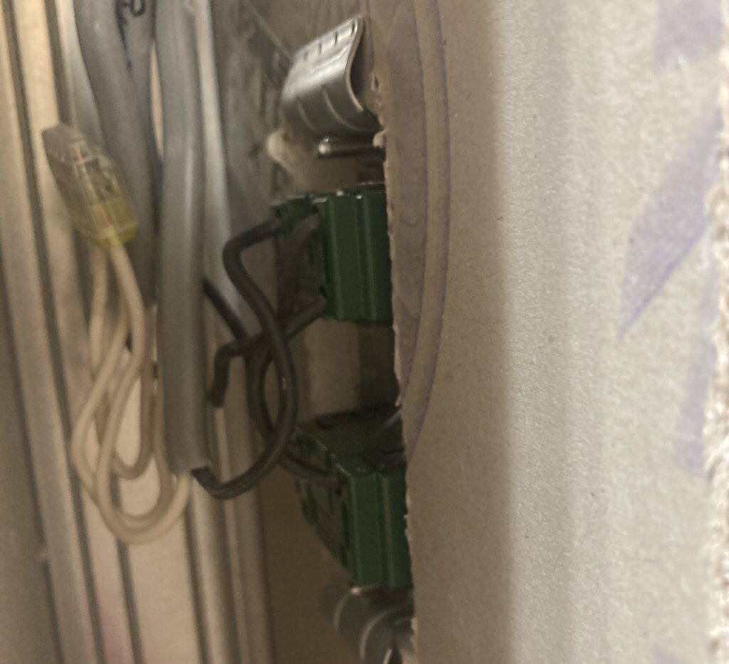 隙間から手繰り寄せる