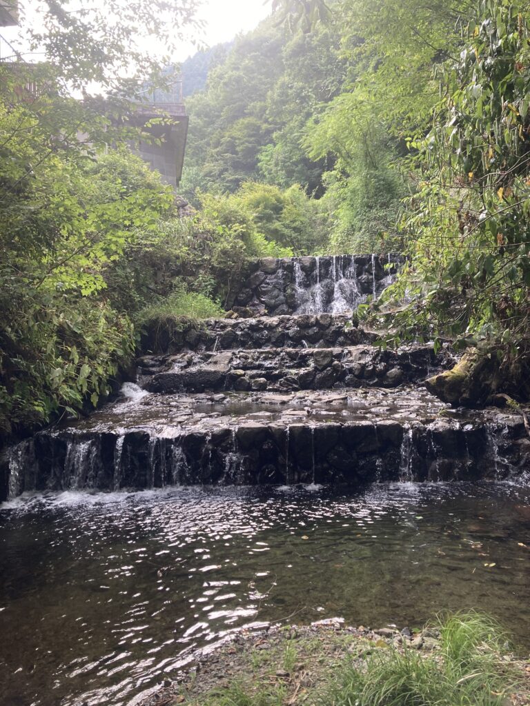 積み上げて境界となる