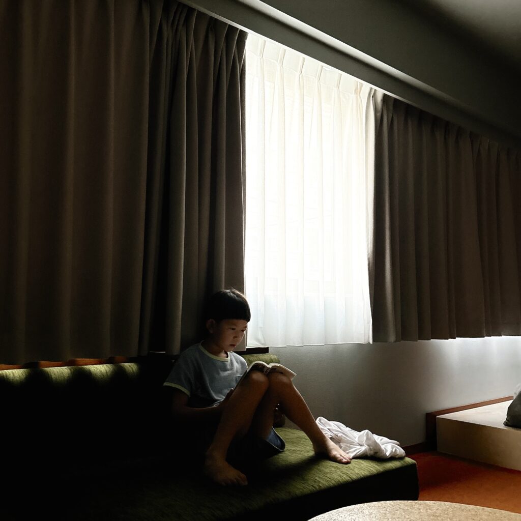 宿泊先の窓辺