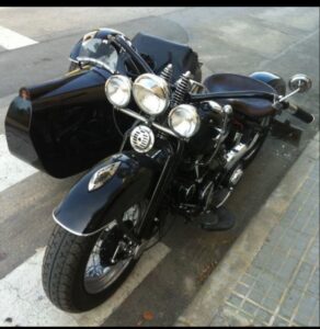 La llamamos "la yaya María". La moto es del año 1937, y por eso le pusimos ese cariñoso apodo de "yaya" o abuela. Después de 22 años de admirarla, mi sueño por fin se hizo realidad. Era la moto que me enamoró desde el primer momento, y montarla produce una sensación comparable a ir "a rienda suelta a caballo". Ya han pasado 13 o 14 años desde que la trajimos a casa, y ummm... ¡qué placer saber que es mi moto! Un placer que se multiplica al poder compartirla. En breve, espero encontrar las palabras más fluidas para poder contaros con detalle lo increíble de esta experiencia: el sacrificio, el deseo y la emoción de un sueño cumplido.