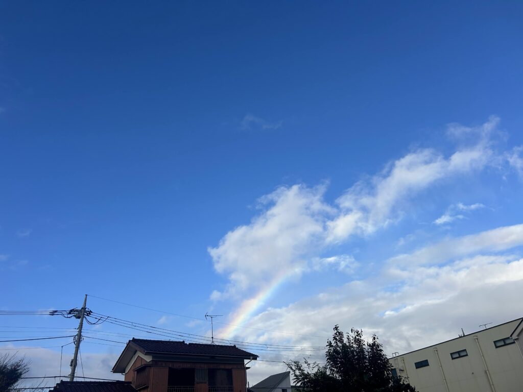 空にうっすら虹が