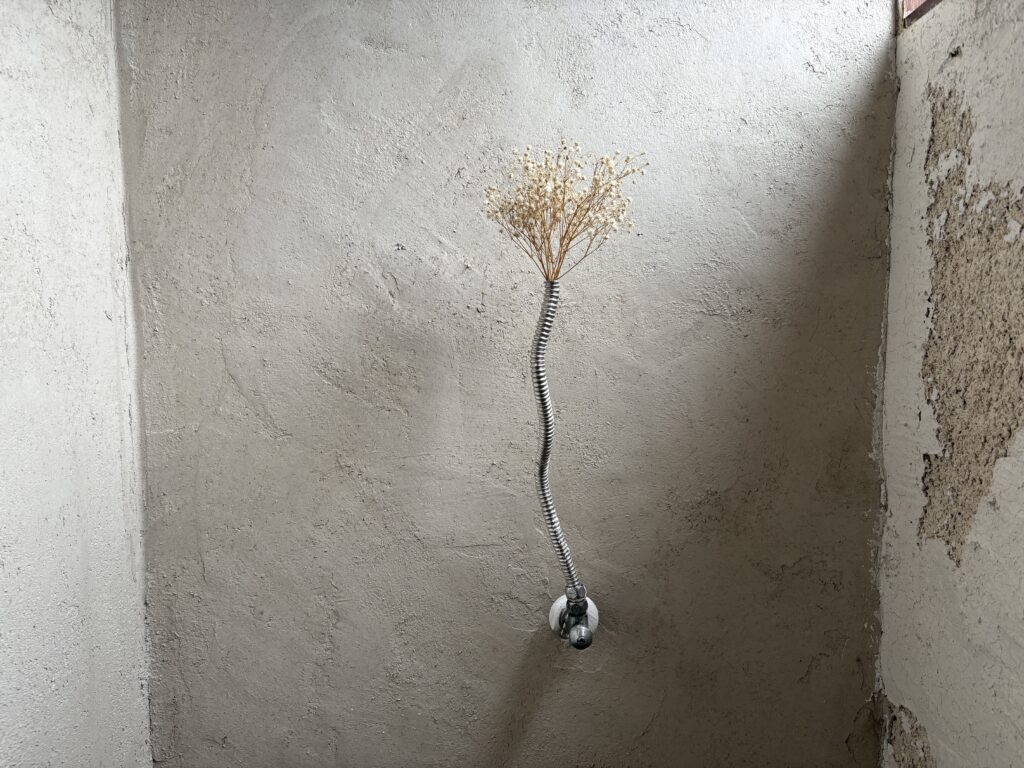 そこに管があっから花を刺しただけ