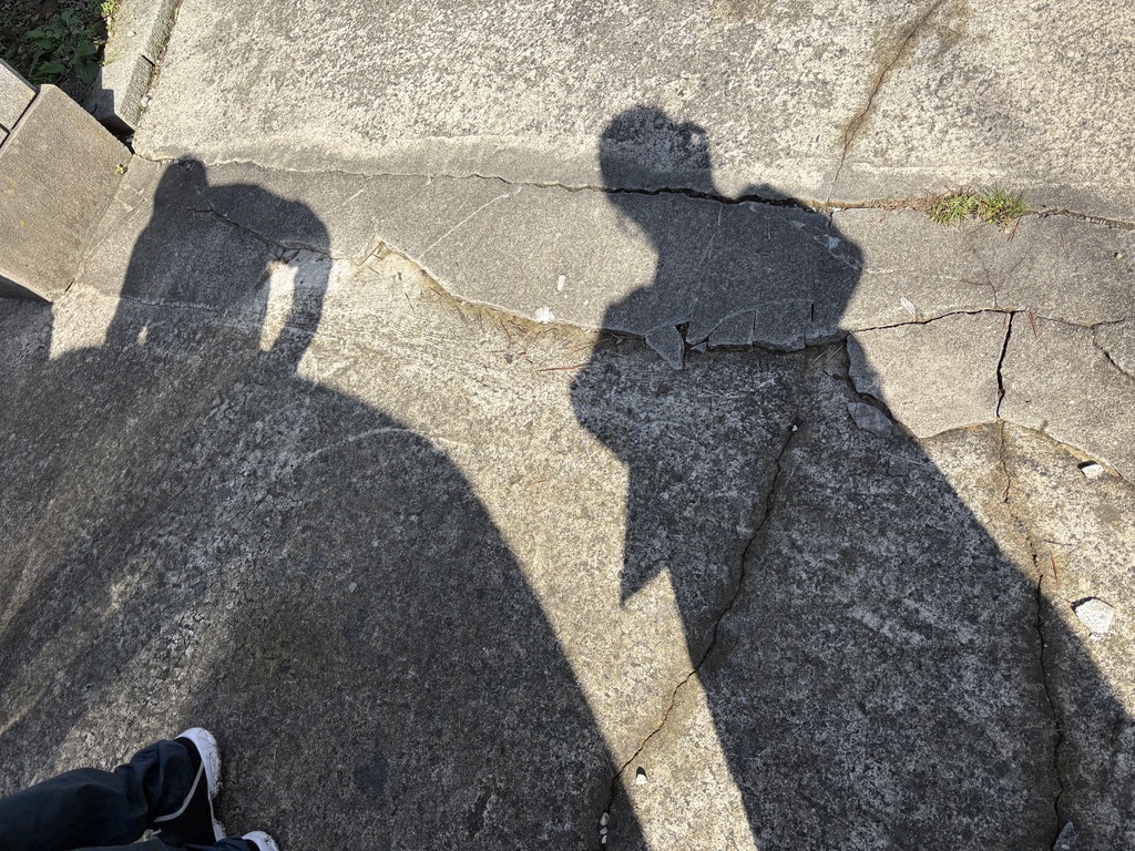 割れた地面を撮る 割れたiphone