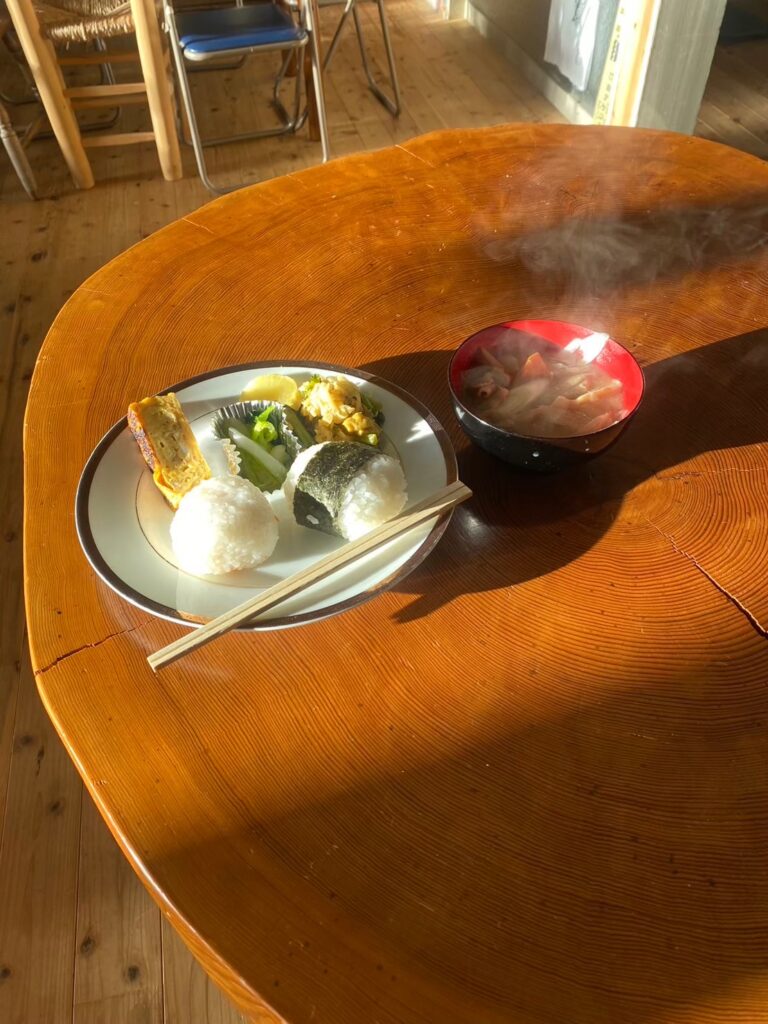 朝日と味噌汁の湯気