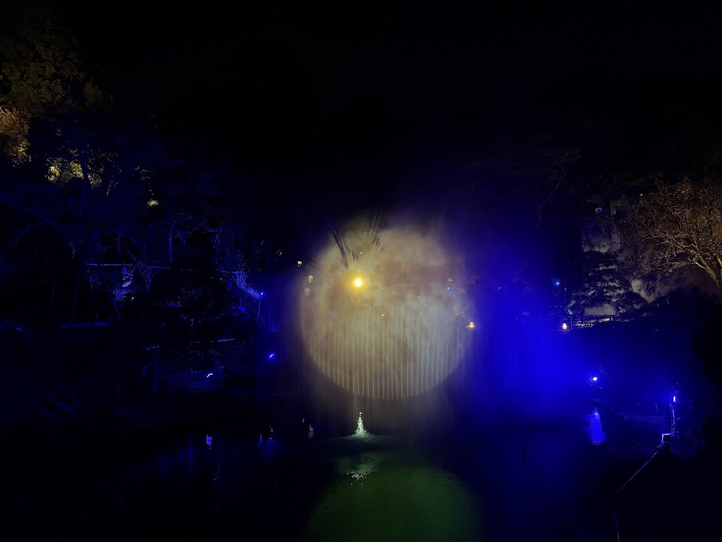 椿山荘の庭の月