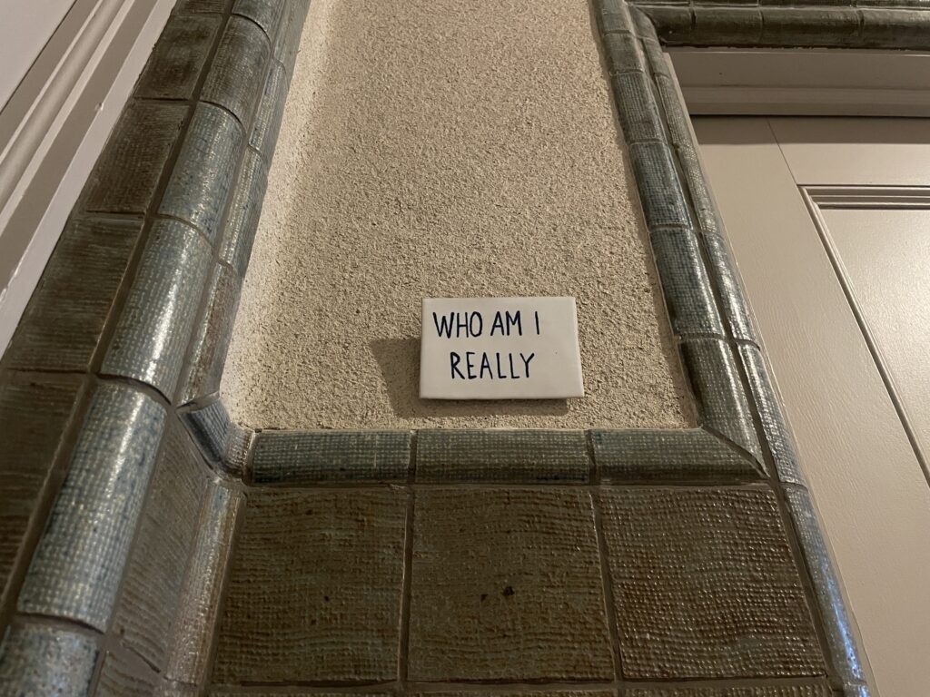 「WHO AM I REALLY」VAGUE KOBEの壁