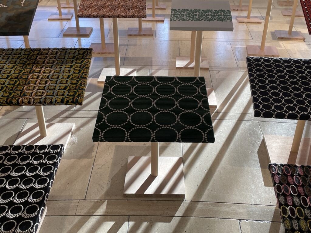 「一番きれいな時間ですよ。西陽が差し込んで。(しゃがみながら)こうやって下から撮るのがおすすめです。」世田谷美術館のスタッフさん