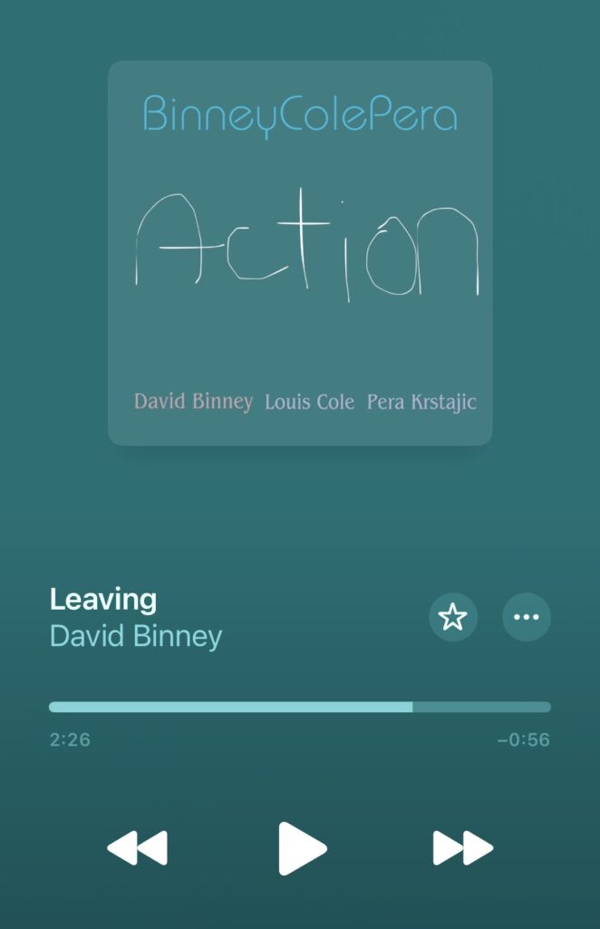 楽しむ背中を見せる