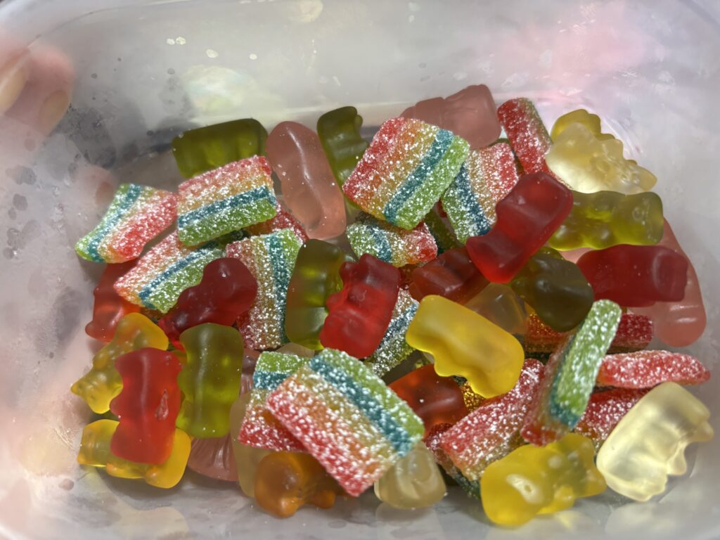 凍らせられたグミたちのカラフルさ