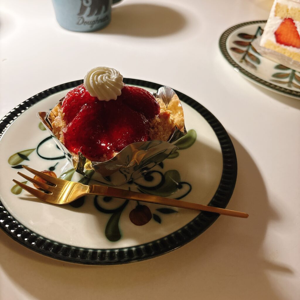 ケーキとすぐ友人に言う人たち