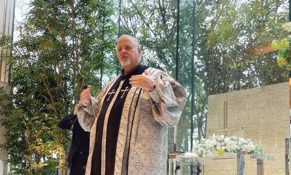 「100本のバラの花言葉は、100％の愛」結婚披露宴の司会者