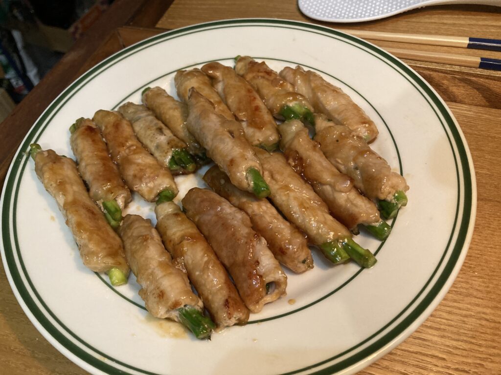 細めのアスパラに肉を巻く