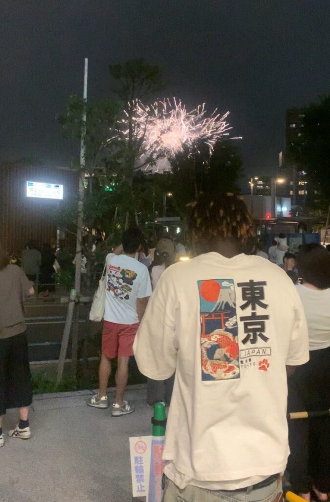 街の隙間から